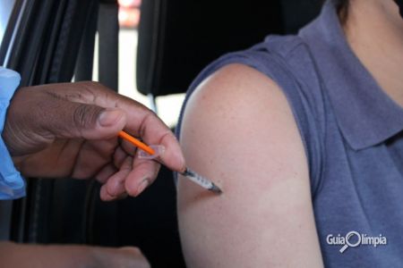 Saúde inicia vacinação de pessoas com 33 anos nesta quarta (21) e orienta sobre segunda dose de Coronavac