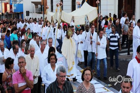 Procissão de Corpus Christi reuniu centenas de católicos