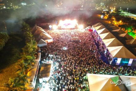Réveillon 2019 reúne milhares de pessoas com shows sertanejos e axé
