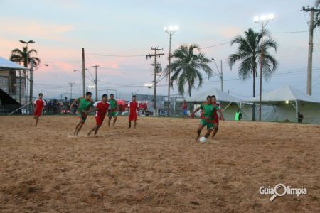 Equipes do futebol de areia disputam quartas de final nesta quinta