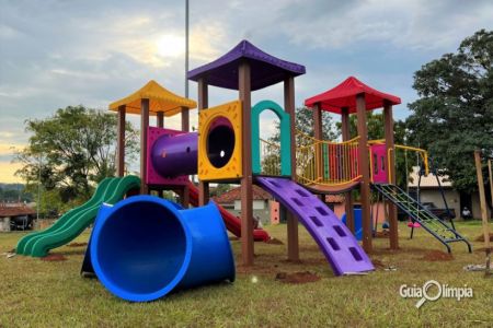 Mais quatro praças em diversos bairros da cidade ganham novos playgrounds