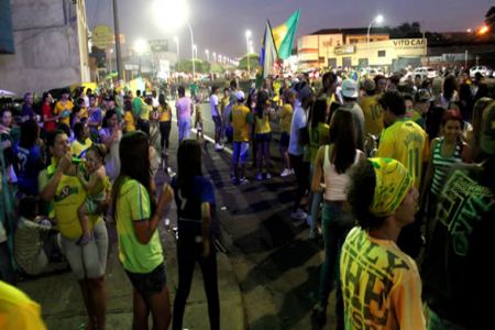 Torcedores comemoraram vitória do Brasil nas ruas e bares de Olímpia