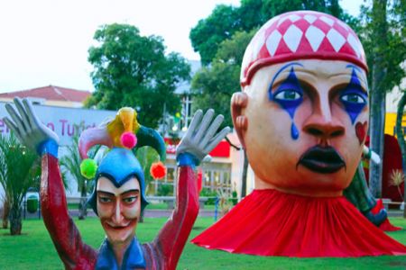 Prefeitura inovou na decoração carnavalesca da Praça
