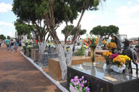 Finados: Milhares de pessoas homenagearam os seus entes queridos