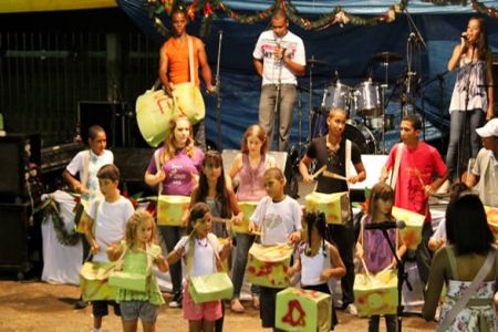 Natal Solidário leva música, dança e teatro todos dias na Praça