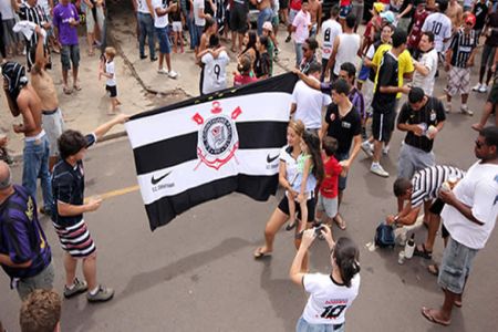 Torcedores invadiram avenida para comemorar título do Corinthians
