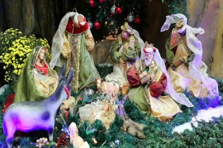 Nascimento de Jesus é lembrado em presépio montado na entrada...