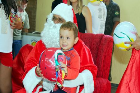 Chegada do Papai Noel alegrou centenas de crianças
