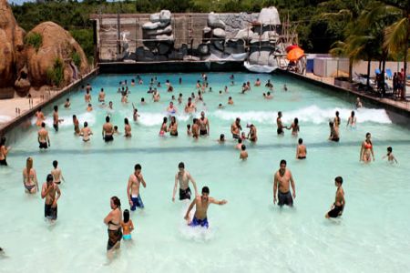 Nova piscina de ondas do Thermas faz sucesso entre sócios e visitantes