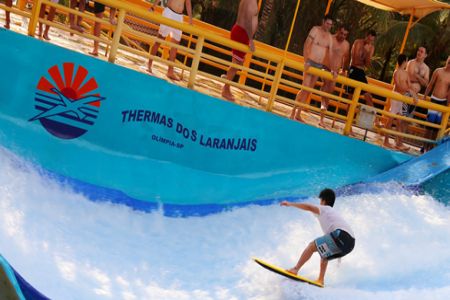 Venha se divertir na Piscina de Surf mais famosa do Brasil
