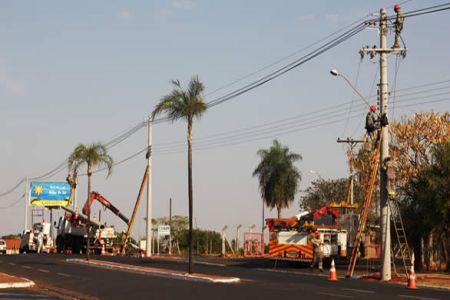 Rede Elétrica de movimentada avenida passa por manutenção
